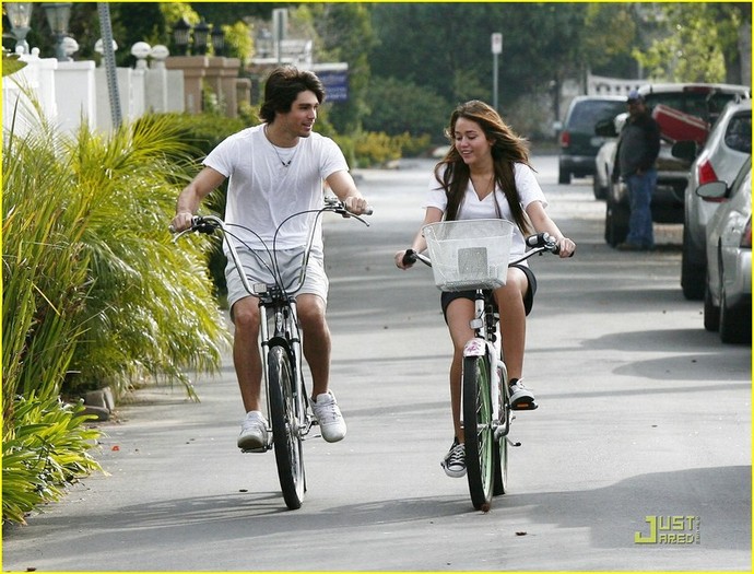 sadbhnjutdhbyesr - Miley Cyrus Justin Gaston Riverside Bike Ride