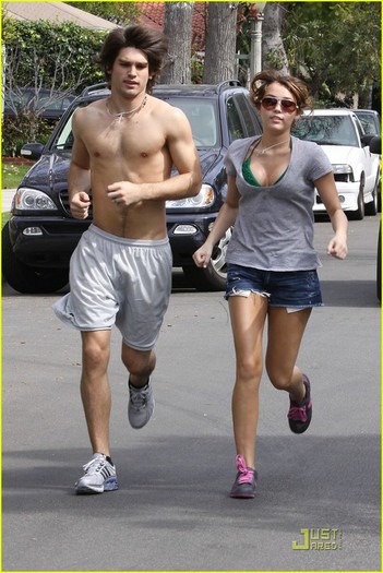 mileycyrusjustingastonj - Miley Cyrus Goes Justin Gaston Shirtless Jogging