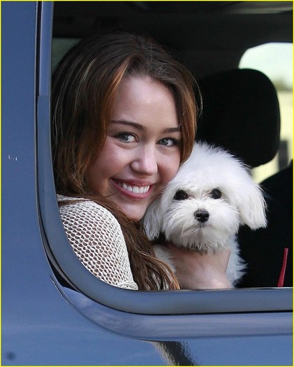 mileycyrussophiesundaymdhewrsd - Miley and Sophie Cyrus Sunday Stroll