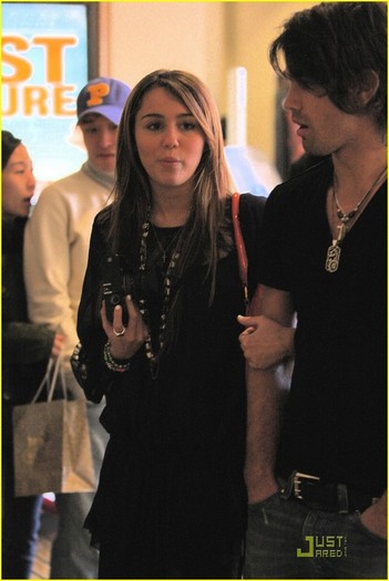 mileycyrusjustingastontsagtde - Miley Cyrus and Justin Gaston Snapping Sweeties