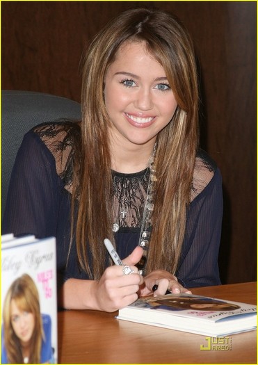 mileycyrusbnbooksigning - Miley Cyrus is a Barnes Noble Beauty