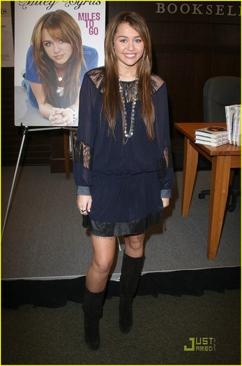 mileycyrusbnbooksigningvdsghrd - Miley Cyrus is a Barnes Noble Beauty