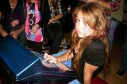 18 - 0 poze super rare miley cyrus