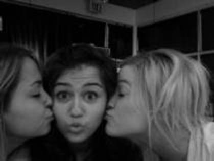 56 - 0 poze super rare miley cyrus