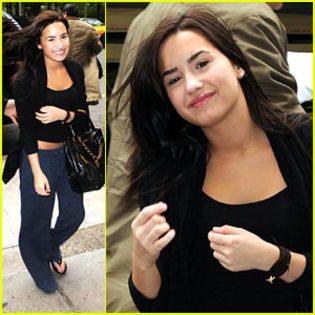 demi-lovato-sweatpants-sweet[1] - Demi Lovato