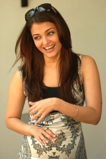 aishwarya%20preg%20new%20big-2