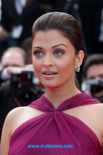 Smoking-hot-Aishwarya-Rai-at-Cannes-20101