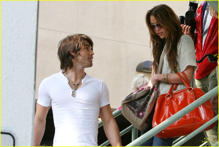 miley-cyrus-justin-gaston-market-city-06