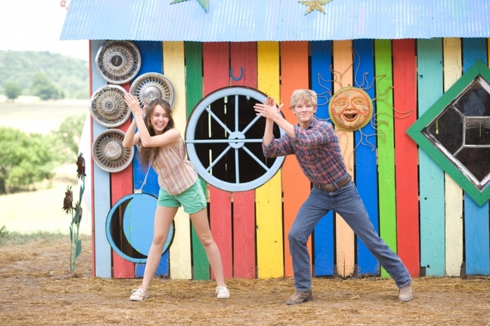 2myn1hw - New Movie Stills The Hannah Montana