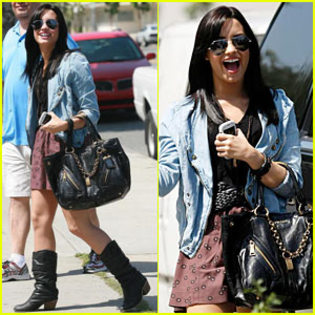 demi-lovato-subway - Demi Lovato s phone