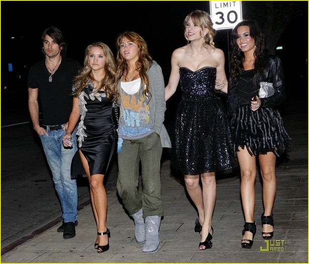 mileycyrusgirlsnightout - Miley Cyrus and Taylor Swift PFChangs Party