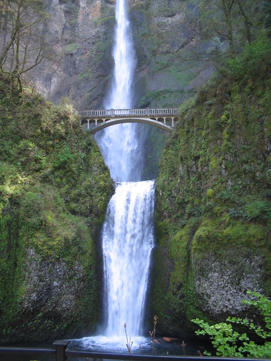 Multnomah_Falls_from_the_base