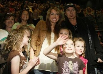 11vqpoz - Miley Cyrus wows Hannah Montana fans at West Knoxville theater