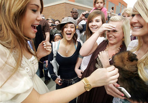 25ewk6t - Miley Cyrus wows Hannah Montana fans at West Knoxville theater