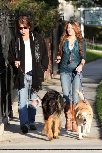 2hqrup1 - Miley walk the dogs with his father