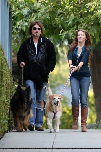 141i4n4 - Miley walk the dogs with his father