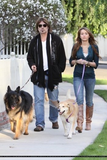 nywyz4 - Miley walk the dogs with his father