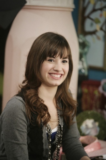 Sonny-with-a-chance-1-04-You-ve-got-fan-mail-demi-lovato-12719761-341-512 - Sonny with a chance 1 04 You ve got fan mail