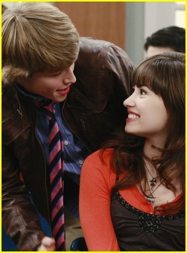 Sonny-with-a-chance-1-03-Sonny-at-the-falls-demi-lovato-12719522-370-500