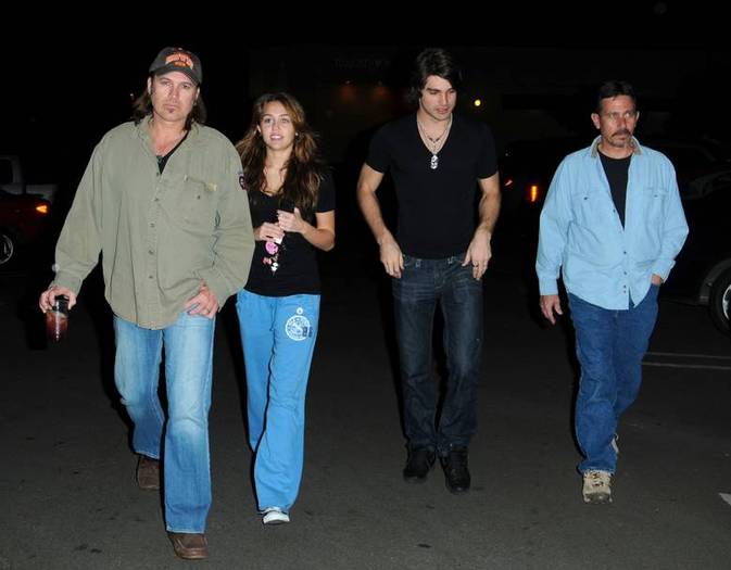 miley-cyrus_COM-hollywood2009mar1-bowling-013 - Hollywood bowling