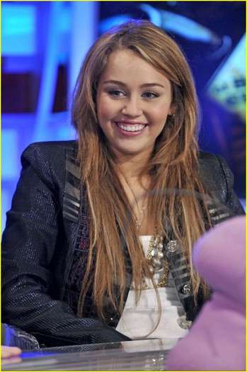 miley-cyrus-el-horminguero-07 - Miley Cyrus Gets Her Own Spanish Princess