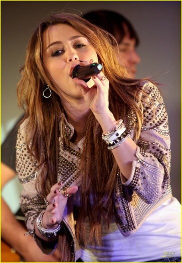 miley-cyrus-apple-amazine-01