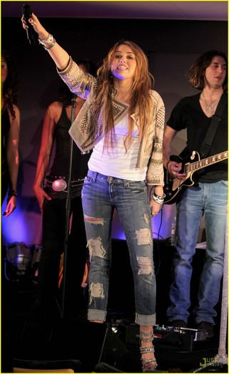 miley-cyrus-apple-amazine-02