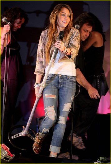 miley-cyrus-apple-amazine-10