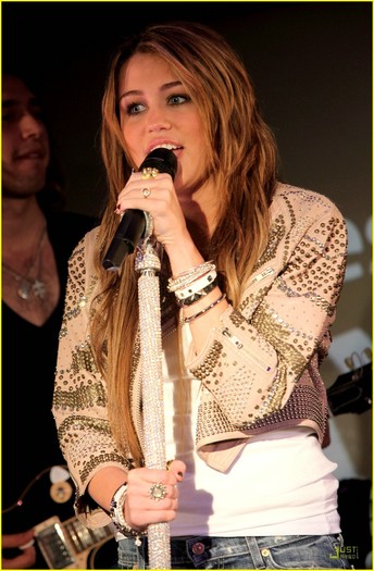 miley-cyrus-apple-amazine-11