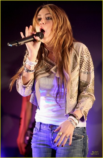 miley-cyrus-apple-amazine-13