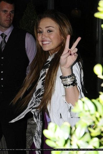 ka1vmc - Miley returns to the hotel