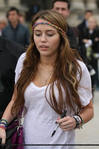 11jprsz - Miley Cyrus in Paris