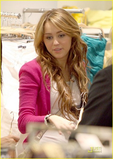 ml5r37 - Miley Cyrus Shops Champs