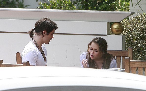 33mtsif - Mrs Miley having a talking with Justin Gaston after lunch at a studio