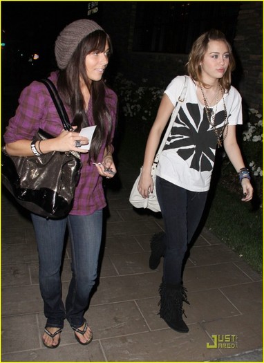 205xykm - Miley and Mandy last night