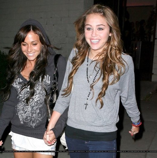 1z6scgi - Miley Cyrus left the restaurant with Sushi Dan Mandy