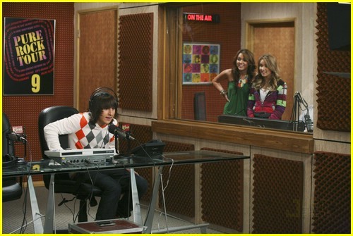 miley-cyrus-mitchel-musso-radio-01