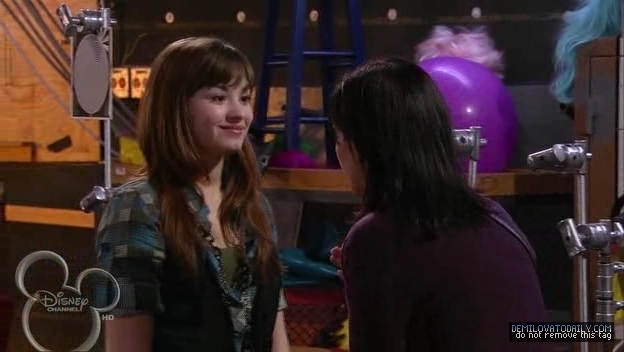 1x01-Sketchy-Beginings-demi-lovato-12499040-624-352 - 1x01 Sketchy Beginings
