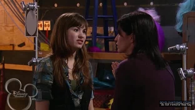 1x01-Sketchy-Beginings-demi-lovato-12499953-624-352 - 1x01 Sketchy Beginings