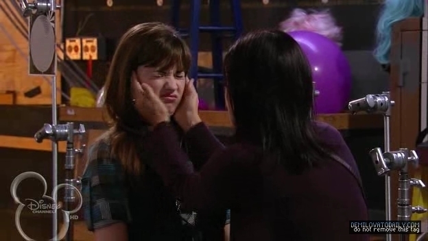1x01-Sketchy-Beginings-demi-lovato-12499997-624-352