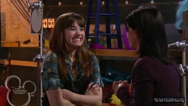 1x01-Sketchy-Beginings-demi-lovato-12500020-624-352