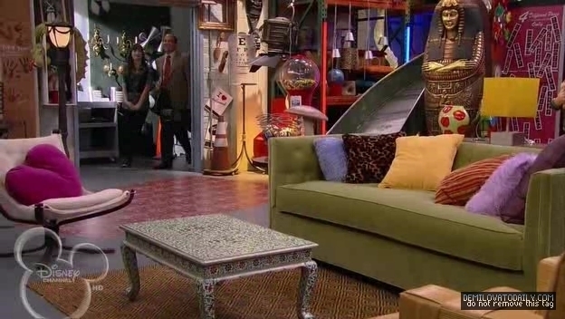 1x01-Sketchy-Beginings-demi-lovato-12500535-624-352 - 1x01 Sketchy Beginings