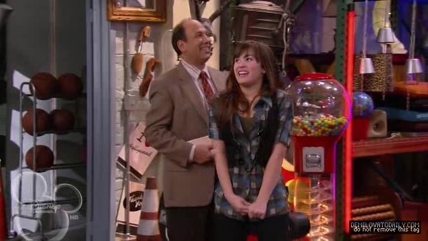1x01-Sketchy-Beginings-demi-lovato-12500546-624-352 - 1x01 Sketchy Beginings