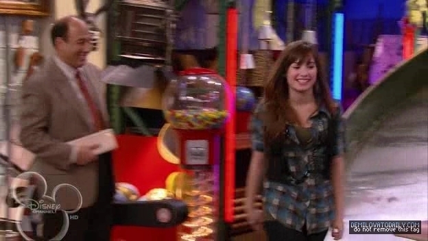 1x01-Sketchy-Beginings-demi-lovato-12500555-624-352