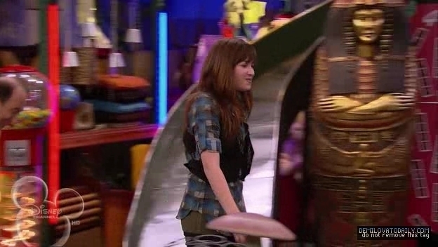 1x01-Sketchy-Beginings-demi-lovato-12500557-624-352