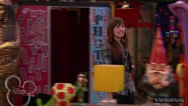 1x01-Sketchy-Beginings-demi-lovato-12500567-624-352
