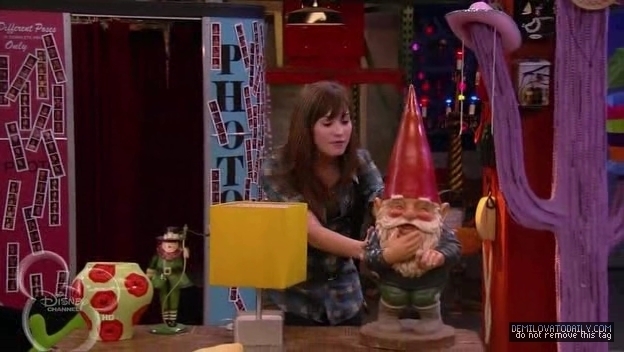 1x01-Sketchy-Beginings-demi-lovato-12500572-624-352 - 1x01 Sketchy Beginings
