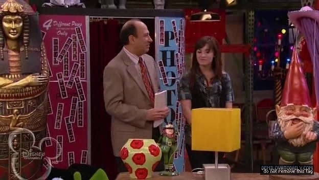 1x01-Sketchy-Beginings-demi-lovato-12501054-624-352