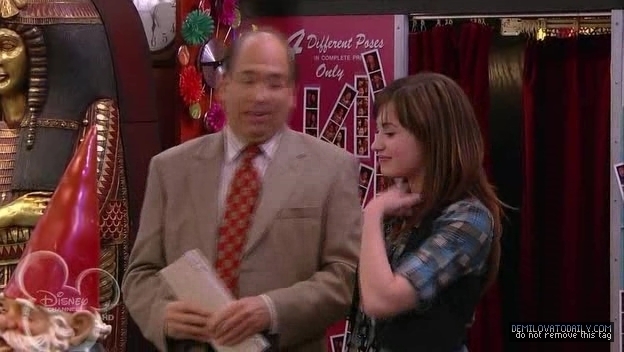 1x01-Sketchy-Beginings-demi-lovato-12501067-624-352