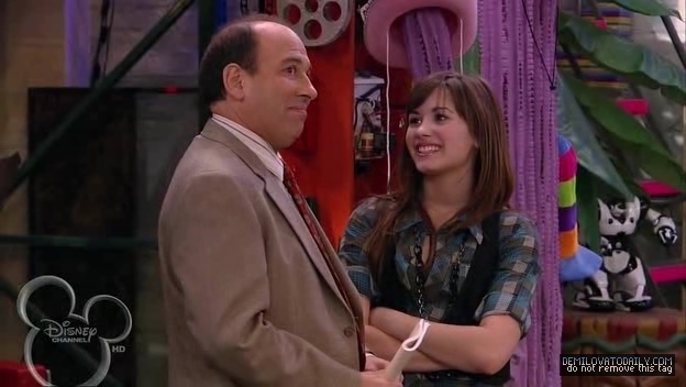 1x01-Sketchy-Beginings-demi-lovato-12501089-624-352 - 1x01 Sketchy Beginings